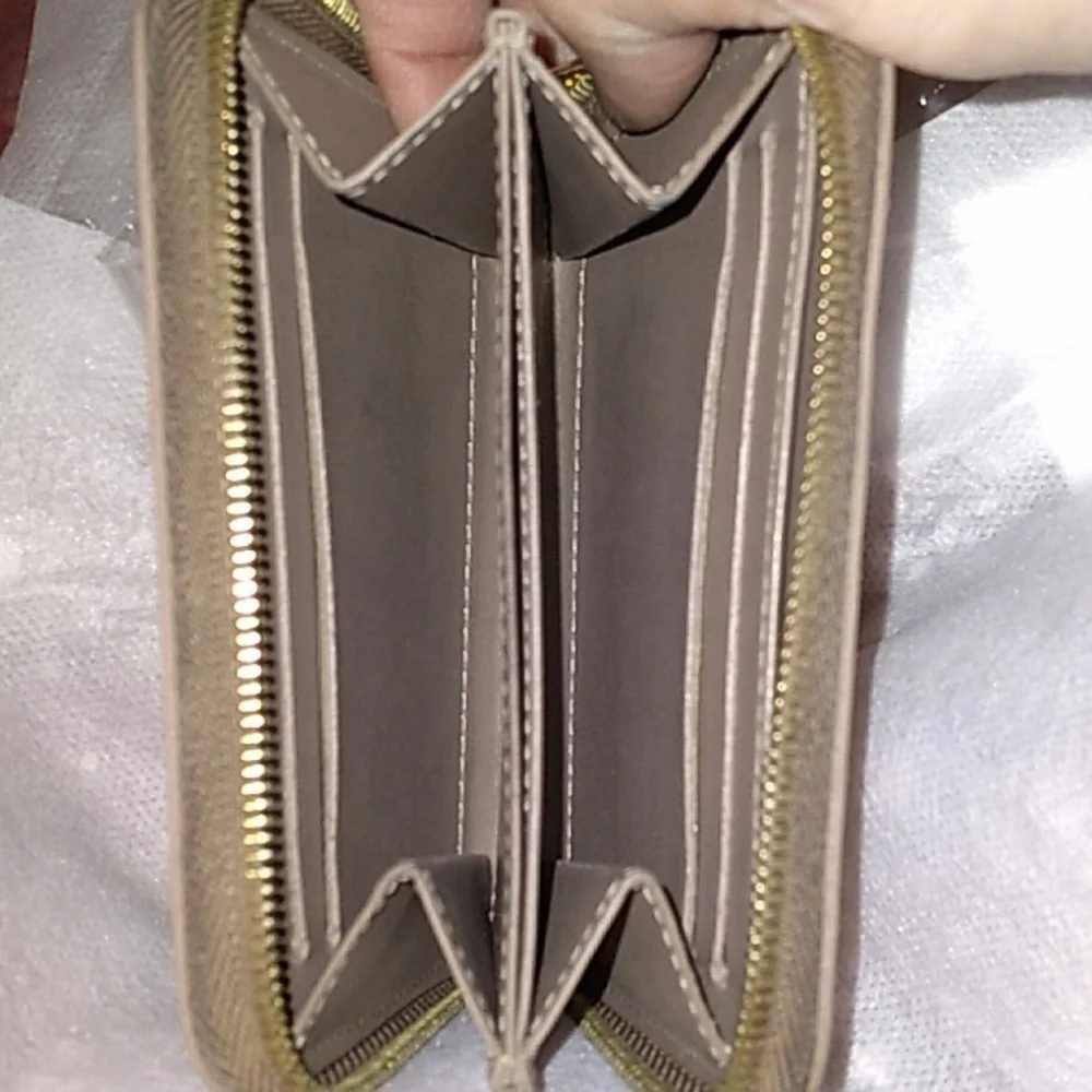 Louis Vuitton Gold Wallet Embossed Design Compact - Picture 3 of 5